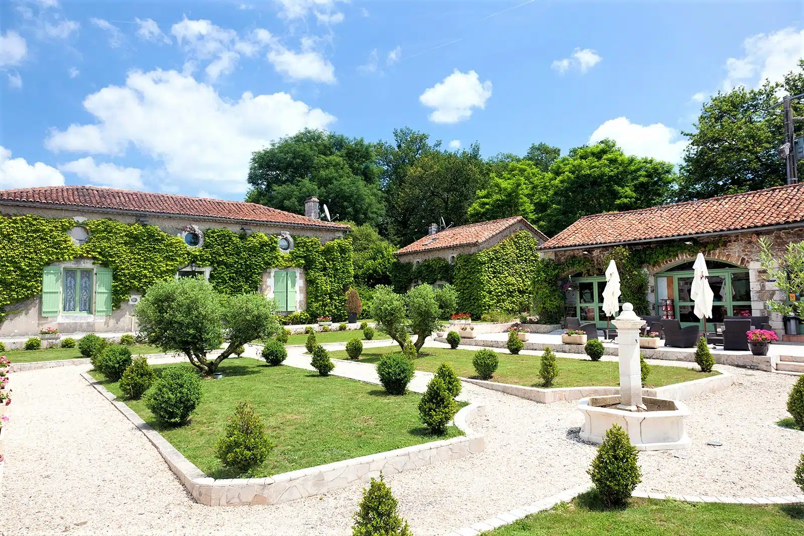 Emplacements 14 batch place 02 gorges chambon camping charente